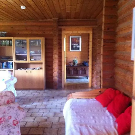 Finn. Blockhaus Am Nationalpark Nyaraló Kleinern